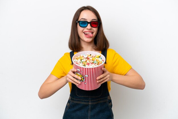 Jonge oekraïense vrouw geïsoleerd op een witte achtergrond met 3d-bril en met een grote emmer popcorns