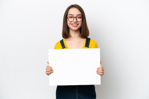 Jonge Oekraïense vrouw geïsoleerd op een witte achtergrond met een leeg bordje met gelukkige expression