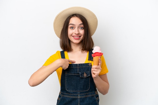 Jonge oekraïense vrouw met een cornet-ijs geïsoleerd op een witte achtergrond met verrassing gezichtsuitdrukking