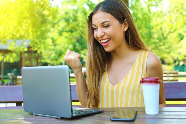 Jonge onderneemster die aan laptop werkt