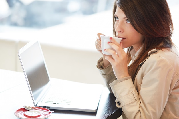 Jonge onderneemster die bij koffie werkt