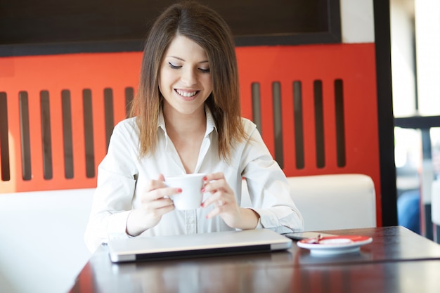 Jonge onderneemster die bij koffie werkt