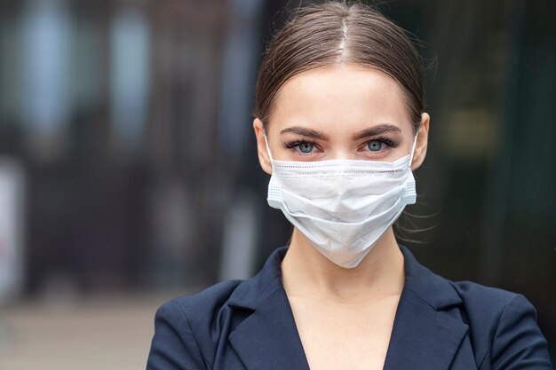 Jonge onderneemster die een beschermend masker draagt