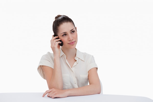 Jonge onderneemster die een telefoongesprek maakt