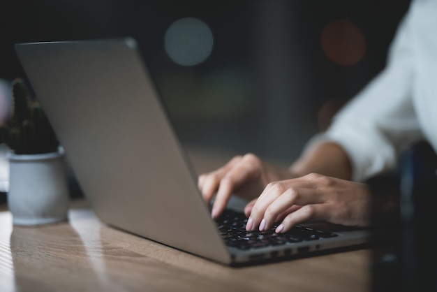 Jonge onderneemster die in bureau bij nacht werkt