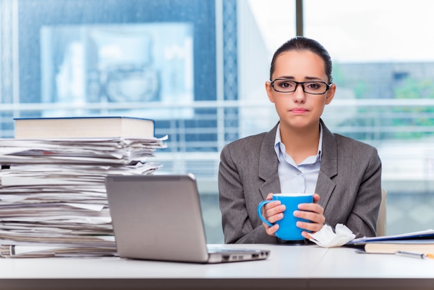 Jonge onderneemster die in het bureau werkt