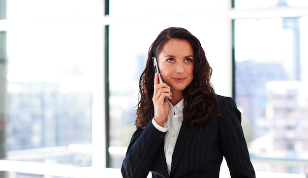 Jonge onderneemster die op telefoon spreekt