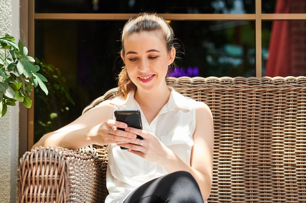 Jonge onderneemster die telefoon controleert