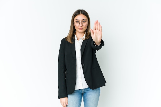 Jonge onderneemster die zich met uitgestrekte hand bevindt die stopbord toont