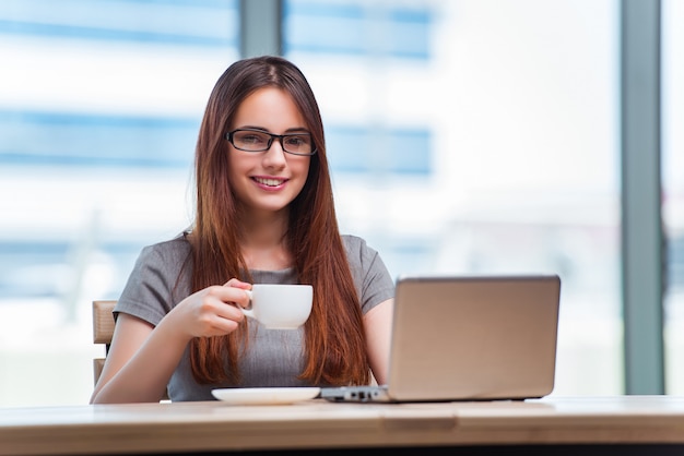 Jonge onderneemster het drinken thee in bureau