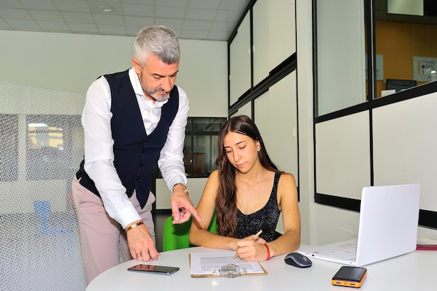 Jonge ondernemende ondernemers aan het werk op kantoor