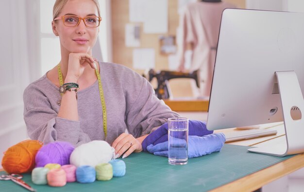 Jonge ondernemende vrouwen en modeontwerper werken aan haar atelier