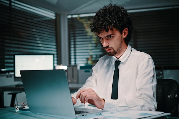 Jonge ondernemer die op laptop werkt