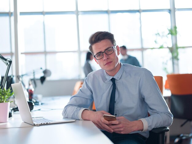 Jonge ondernemer freelancer werken met behulp van een laptop in coworking space