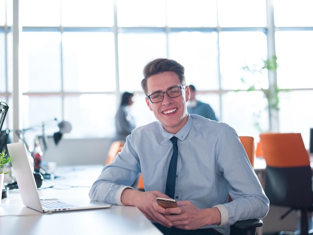 Jonge ondernemer freelancer werken met behulp van een laptop in coworking space