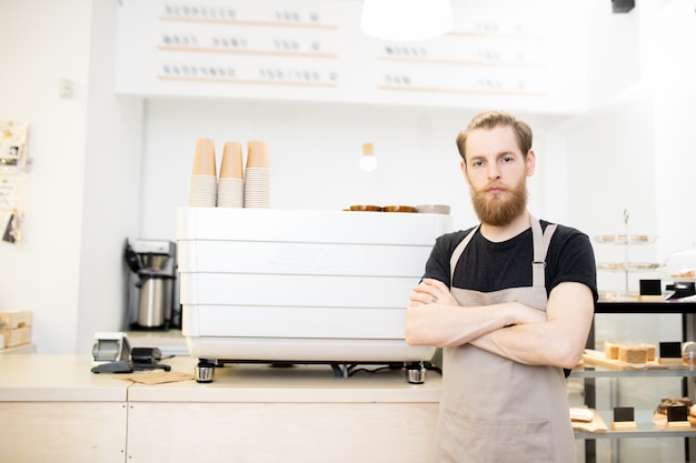 Jonge ondernemer in coffeeshop