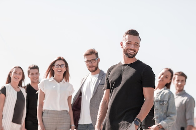 Jonge ondernemer op de achtergrond van zijn business team