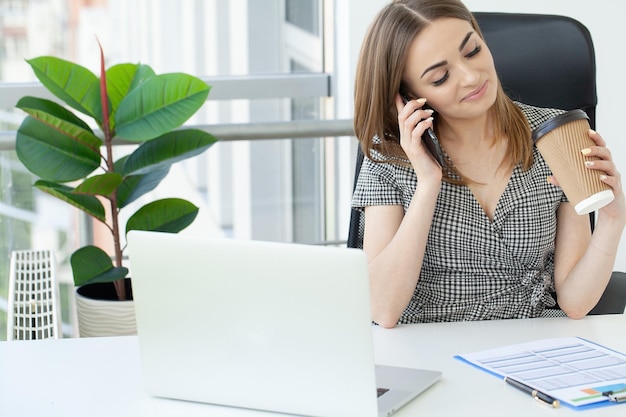 Jonge ondernemer vrouw die werkt met laptop zittend op kantoor