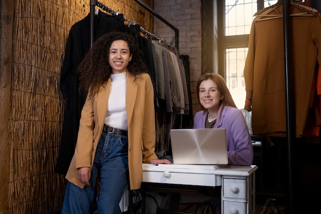 Foto jonge ondernemers bereiden hun winkel voor