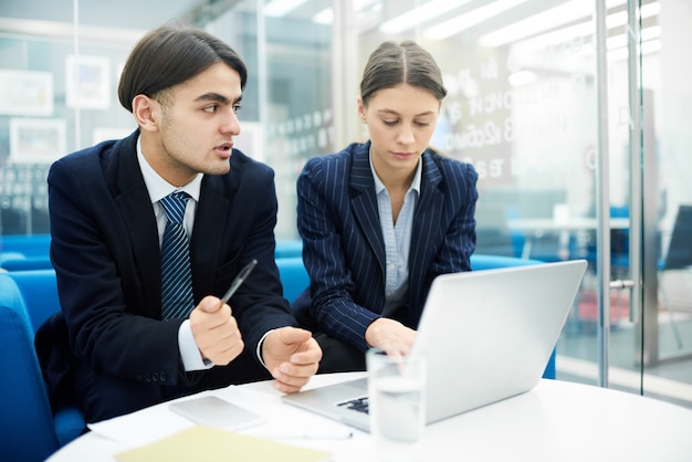 Jonge ondernemers bespreken opstarten