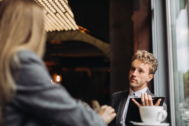 Jonge ondernemers met een bijeenkomst in een café