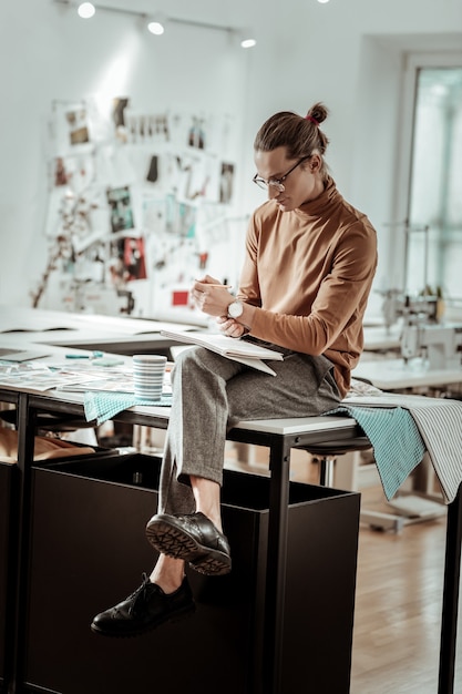 Jonge ontwerper die in zijn atelier werkt