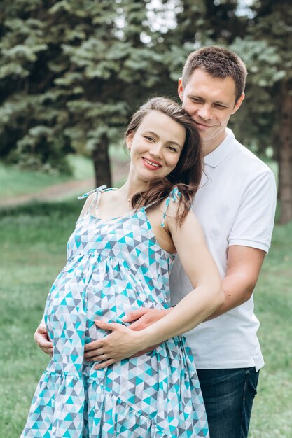 Jonge ouders in het park op een warme lentedag