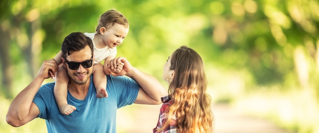 Jonge ouders met dochter genieten van momenten samen in het park.