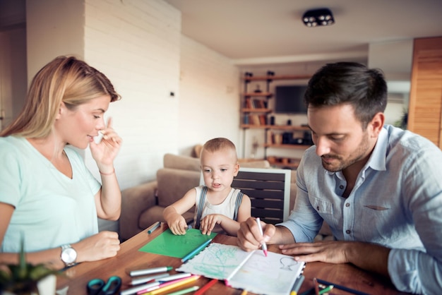 Jonge ouders met kind tekenen