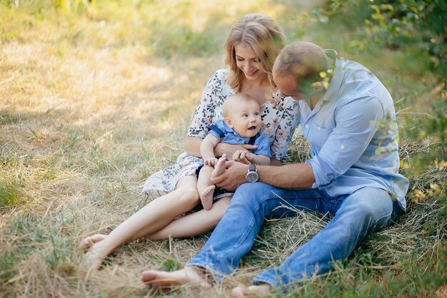 Jonge ouders met zoontje in zomerpark