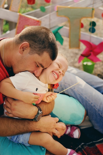 Jonge ouders spelen met een klein kind in de tuin