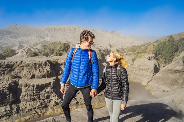 Jonge paar man en vrouw bezoeken de bromo-vulkaan in het nationale park tengger semeru op java