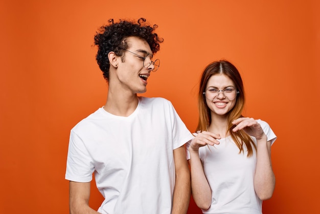 Jonge paar witte t-shirts leuke mode oranje achtergrond