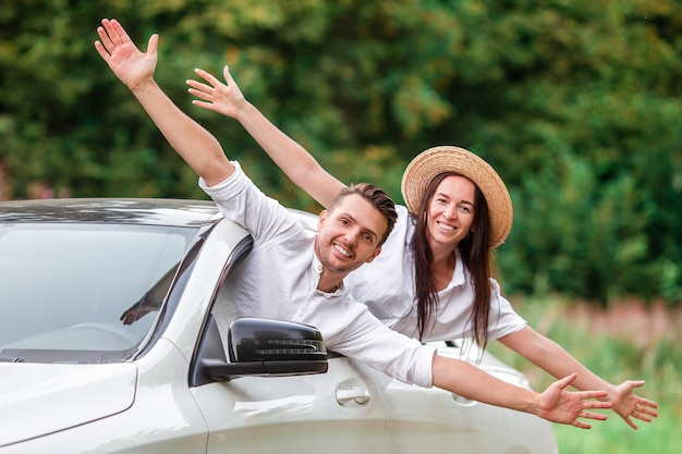 Jonge paartoerist die op de zomervakantie geniet van