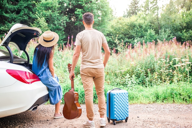 Jonge paartoerist die op de zomervakantie geniet van