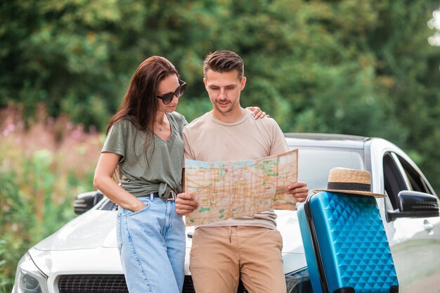 Jonge paartoerist die op de zomervakantie geniet van