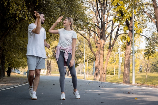 Jonge paren joggen in het park.