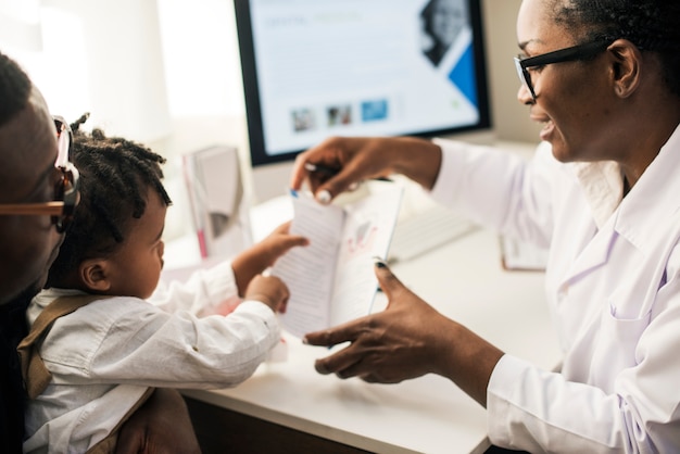 Jonge patiënt krijgt een diagnose van de dokter