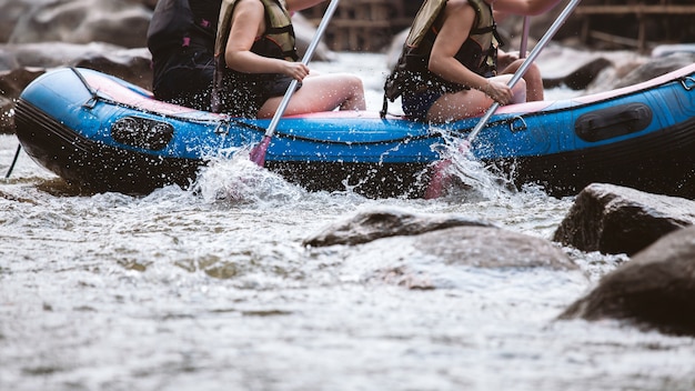 Jonge persoon raften op de rivier