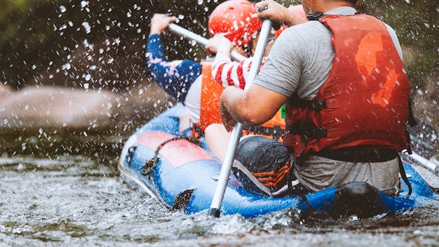 Jonge persoon raften op de rivier