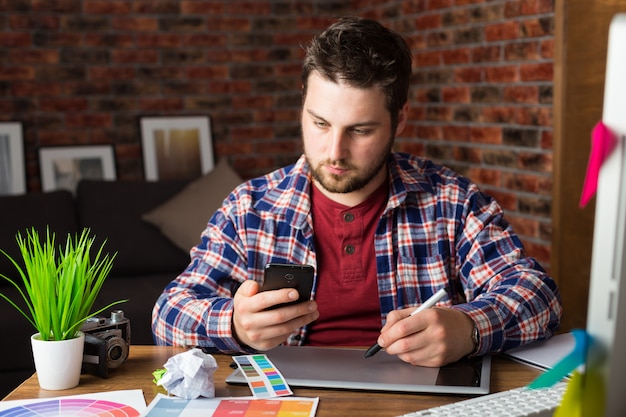 Jonge perspectiefontwerper met grafische tablet in modern bureau