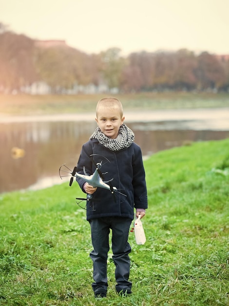 Jonge pionier. kind met quadrupter in herfstsjaal en jas