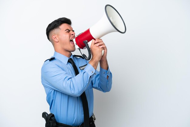 Jonge politie blanke man geïsoleerd op een witte achtergrond schreeuwen door een megafoon