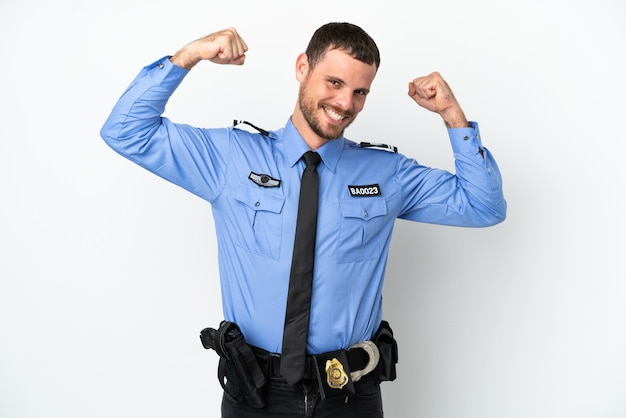 Foto jonge politie braziliaanse man geïsoleerd op een witte achtergrond doet sterk gebaar