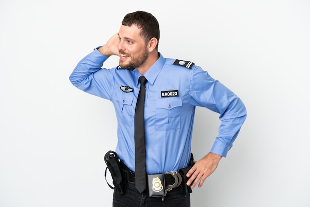 Jonge politie Braziliaanse man geïsoleerd op een witte achtergrond luisteren naar iets door hand op het oor te leggen