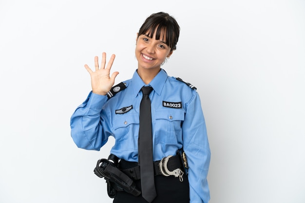 Jonge politie gemengd ras vrouw geïsoleerde achtergrond tellen vijf met vingers