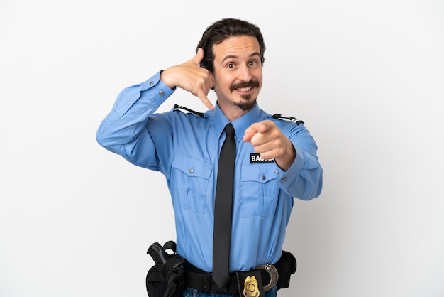 Jonge politieman over geïsoleerde witte achtergrond die een telefoongebaar maakt en naar voren wijst