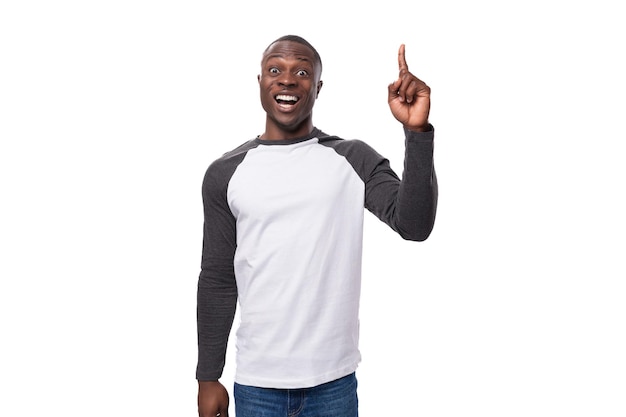 Jonge positieve afrikaanse man gekleed in een lentejasje vertelt interessant nieuws en punten met de zijne