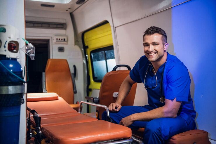 Jonge positieve paramedicus in een blauw uniform van dienst.