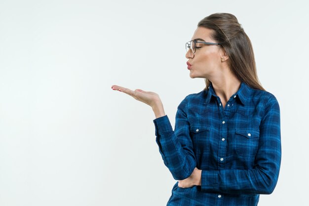 Jonge positieve vrouw stuurt lucht zoete kus.